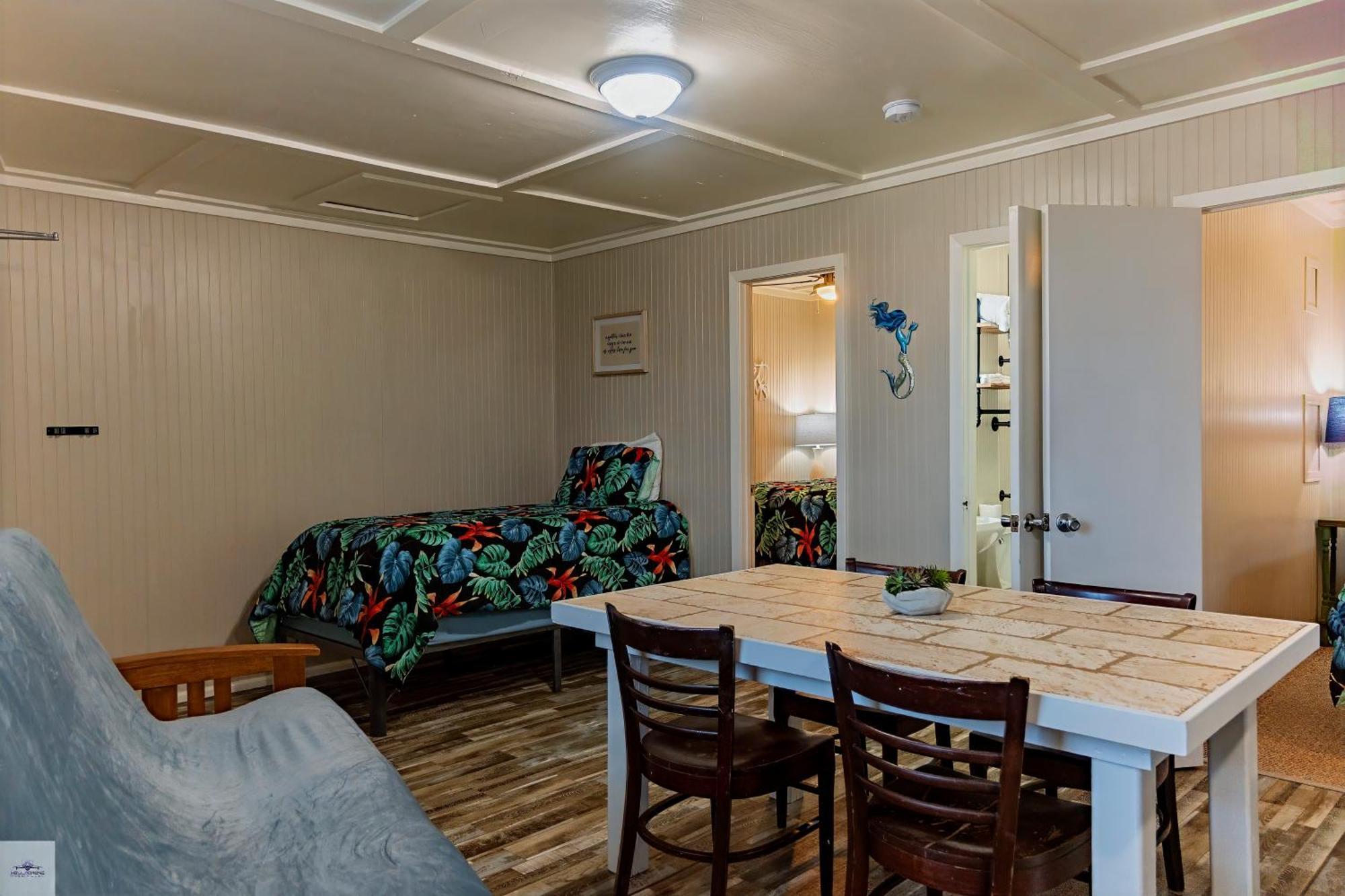 Blue Dolphin Inn And Cottages Grand Isle Exterior foto